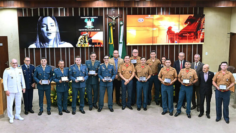 Imagem 1 - Dia Nacional do Bombeiro Militar: ALRN reúne representantes da corporação para homenagens. A data (2 de julho) foi celebrada na casa legislativa em sessão solene realizada nesta segunda-feira (3). Por iniciativa do deputado Neilton Diógenes (PL), que é bombeiro militar, a Assembleia Legislativa do estado reuniu representantes da corporação no plenário Clóvis Mota, oportunidade em que os bombeiros foram agraciados pelo Legislativo. “Herói! Certamente se pudéssemos definir um termo para os homenageados deste dia seria herói. O bombeiro é um grande herói por diariamente colocar a sua vida em risco, para salvar outras tantas vidas. Quer missão maior do que essa?”, declarou Neilton. Imagem 1 - Dia Nacional do Bombeiro Militar: ALRN reúne representantes da corporação para homenagens. A data (2 de julho) foi celebrada na casa legislativa em sessão solene realizada nesta segunda-feira (3). Por iniciativa do deputado Neilton Diógenes (PL), que é bombeiro militar, a Assembleia Legislativa do estado reuniu representantes da corporação no plenário Clóvis Mota, oportunidade em que os bombeiros foram agraciados pelo Legislativo. “Herói! Certamente se pudéssemos definir um termo para os homenageados deste dia seria herói. O bombeiro é um grande herói por diariamente colocar a sua vida em risco, para salvar outras tantas vidas. Quer missão maior do que essa?”, declarou Neilton.