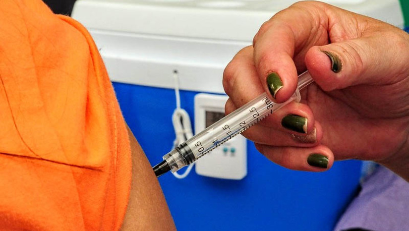 Imagem 1 - Com baixa procura em todo o RN, PMM segue reforçando vacinação contra a gripe; veja pontos disponíveis. A vacina está disponível em todas as Unidades Básicas de Saúde (UBSs), nas zonas urbana e rural, além da Faculdade de Enfermagem da UERN e na UnP, contemplando grupos prioritários e população em geral até 31 de julho. A vacina trivalente, disponível nas Unidades Básicas de Saúde, protege a população contra três dos principais tipos de vírus “da gripe” em circulação: Influenza A (H1N1), Influenza A (H3N2) e Influenza B. Imagem 1 - Com baixa procura em todo o RN, PMM segue reforçando vacinação contra a gripe; veja pontos disponíveis. A vacina está disponível em todas as Unidades Básicas de Saúde (UBSs), nas zonas urbana e rural, além da Faculdade de Enfermagem da UERN e na UnP, contemplando grupos prioritários e população em geral até 31 de julho. A vacina trivalente, disponível nas Unidades Básicas de Saúde, protege a população contra três dos principais tipos de vírus “da gripe” em circulação: Influenza A (H1N1), Influenza A (H3N2) e Influenza B.