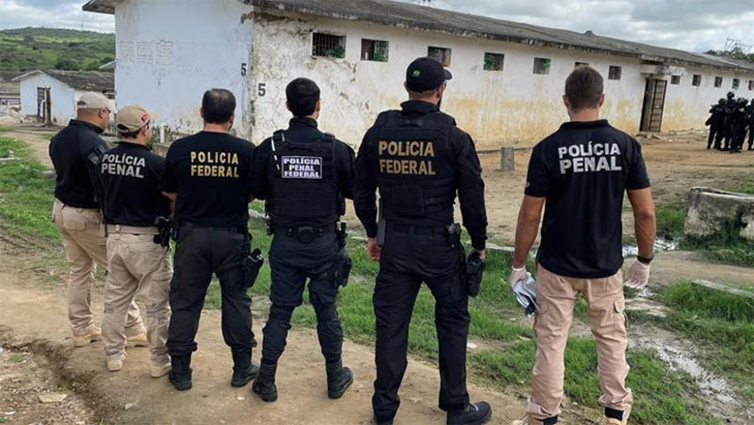 Imagem 1 -  Força-tarefa cumpre mandados contra líderes de facção e advogados que repassavam “salves”, no RN. Nesta terça-feira (4), cerca de 110 policiais estão cumprindo 26 mandados de prisão e 21 mandados de busca e apreensão em municípios do RN e da Paraíba. Também estão sendo bloqueadas judicialmente diversas contas bancárias. A ação é realizada no interesse de inquérito policial instaurado para apurar a autoria do “salve” realizado em março de 2023. Entre os alvos da operação estão três advogados, suspeitos de levar e trazer informações dos apenados para além dos muros dos presídios, além de líderes de facção criminosa, apontados como responsáveis por coordenar os recentes ataques ocorridos em vários municípios do Rio Grande do Norte.
