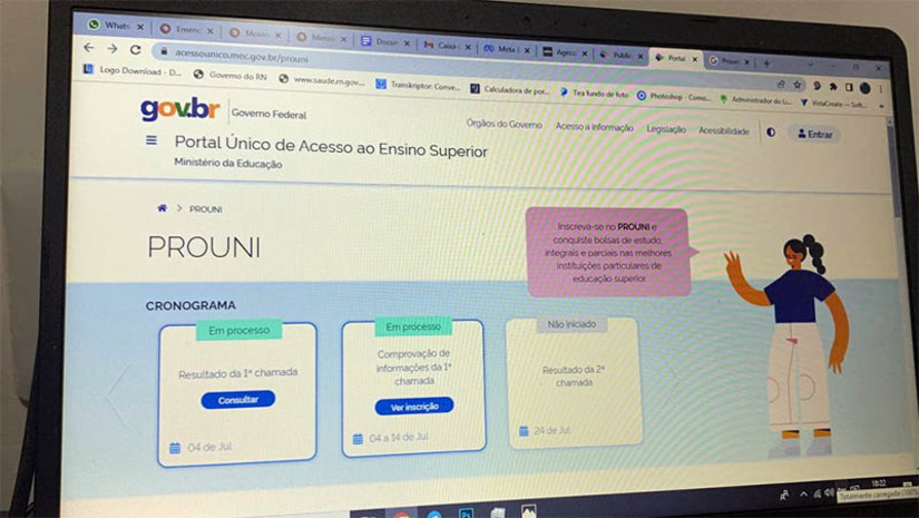 Imagem 1 - MEC divulga lista dos candidatos pré-selecionados na primeira chamada do Prouni do 2º semestre . A relação está disponível no Portal Único de Acesso ao Ensino Superior – Prouni. A segunda edição do programa ofertou 276.566 bolsas, sendo 215.530 integrais e 61.036 parciais (50%). O candidato pré-selecionado na primeira chamada deverá entregar a documentação na instituição de ensino superior para a qual foi pré-selecionado, no período de 4 a 14 de julho. O procedimento visa à comprovação das informações prestadas na inscrição e pode ser realizado por comparecimento na instituição ou por meio eletrônico. Imagem 1 - MEC divulga lista dos candidatos pré-selecionados na primeira chamada do Prouni do 2º semestre . A relação está disponível no Portal Único de Acesso ao Ensino Superior – Prouni. A segunda edição do programa ofertou 276.566 bolsas, sendo 215.530 integrais e 61.036 parciais (50%). O candidato pré-selecionado na primeira chamada deverá entregar a documentação na instituição de ensino superior para a qual foi pré-selecionado, no período de 4 a 14 de julho. O procedimento visa à comprovação das informações prestadas na inscrição e pode ser realizado por comparecimento na instituição ou por meio eletrônico.