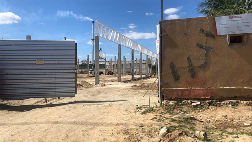 Imagem 1 - Mossoró será a primeira cidade do RN a receber unidade do Assaí fora da região metropolitana de Natal. As obras da primeira loja da rede atacadista na cidade já foram iniciadas. O Assaí Mossoró está em construção na Avenida Wilson Rosado de Sá, na Abolição, e será uma loja construída a partir do zero. Para garantir o bom funcionamento, a unidade irá gerar cerca de 500 postos de trabalhos entre diretos e indiretos quando for aberta. O processo seletivo para as contratações ainda não está aberto e será comunicado tão logo for iniciado. Imagem 1 - Mossoró será a primeira cidade do RN a receber unidade do Assaí fora da região metropolitana de Natal. As obras da primeira loja da rede atacadista na cidade já foram iniciadas. O Assaí Mossoró está em construção na Avenida Wilson Rosado de Sá, na Abolição, e será uma loja construída a partir do zero. Para garantir o bom funcionamento, a unidade irá gerar cerca de 500 postos de trabalhos entre diretos e indiretos quando for aberta. O processo seletivo para as contratações ainda não está aberto e será comunicado tão logo for iniciado.
