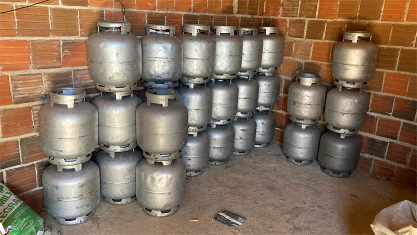 Imagem 1 - PC prende dupla por comercializar gás de cozinha de forma irregular em Apodi. O GLP, também conhecido como gás de cozinha, deve ser comercializado segundo as normas regulamentadoras pertinentes. Durante a fiscalização, realizada nesta quarta-feira (5), na zona rural do município, foram encontrados e apreendidos quarenta e três botijões ofertados de maneira irregular. Dois suspeitos foram presos em flagrante e encaminhados ao sistema prisional, onde permanecerão à disposição da Justiça. O delegado Paulo Torres, titular da DP de Apodi, reforçou que, por se tratar de uma substância altamente inflamável, comercializá-la de forma irregular pode trazer diversos riscos para a população, como explosões e incêndios. Imagem 1 - PC prende dupla por comercializar gás de cozinha de forma irregular em Apodi. O GLP, também conhecido como gás de cozinha, deve ser comercializado segundo as normas regulamentadoras pertinentes. Durante a fiscalização, realizada nesta quarta-feira (5), na zona rural do município, foram encontrados e apreendidos quarenta e três botijões ofertados de maneira irregular. Dois suspeitos foram presos em flagrante e encaminhados ao sistema prisional, onde permanecerão à disposição da Justiça. O delegado Paulo Torres, titular da DP de Apodi, reforçou que, por se tratar de uma substância altamente inflamável, comercializá-la de forma irregular pode trazer diversos riscos para a população, como explosões e incêndios.