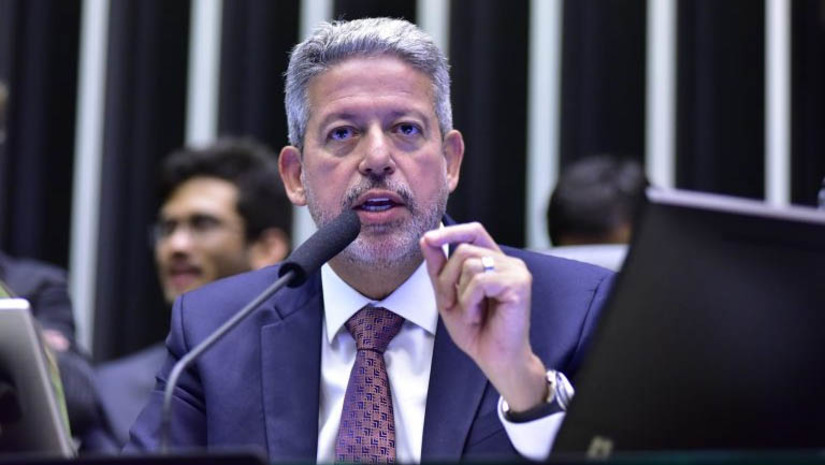 Imagem 1 -  Lira diz que expectativas para a aprovação da reforma tributária na câmara são boas. Segundo o presidente da Câmara, o diálogo permanece aberto com todos os setores envolvidos, governadores, prefeitos e confederações. Ele mantém a expectativa de começar a votar a proposta a partir das 18 horas de hoje. “É a primeira reforma [tributária] após a redemocratização, não é uma pauta do Executivo, Legislativo ou Judiciário, é uma pauta do País”, destacou.
