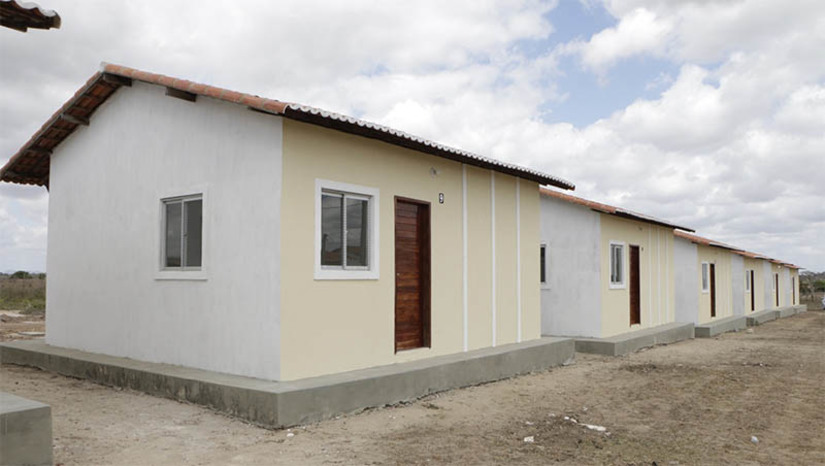Imagem 1 - 4 mil pessoas em situação de vulnerabilidade no RN serão beneficiadas com construção de moradias. Nesta quinta-feira (6) a governadora Fátima Bezerra se reuniu com a presidente da Caixa Econômica Federal, Rita Serrano, que anunciou a retomada do programa Pró-Moradia. O investimento será de R$ 43 milhões, com a construção de 765 residências, em 41 cidades do Rio Grande do Norte. Cada unidade habitacional está avaliada em aproximadamente R$ 60 mil e tem quase 41 metros quadrados, constando de dois quartos, banheiro, área de serviço, sala e cozinha. Imagem 1 - 4 mil pessoas em situação de vulnerabilidade no RN serão beneficiadas com construção de moradias. Nesta quinta-feira (6) a governadora Fátima Bezerra se reuniu com a presidente da Caixa Econômica Federal, Rita Serrano, que anunciou a retomada do programa Pró-Moradia. O investimento será de R$ 43 milhões, com a construção de 765 residências, em 41 cidades do Rio Grande do Norte. Cada unidade habitacional está avaliada em aproximadamente R$ 60 mil e tem quase 41 metros quadrados, constando de dois quartos, banheiro, área de serviço, sala e cozinha.