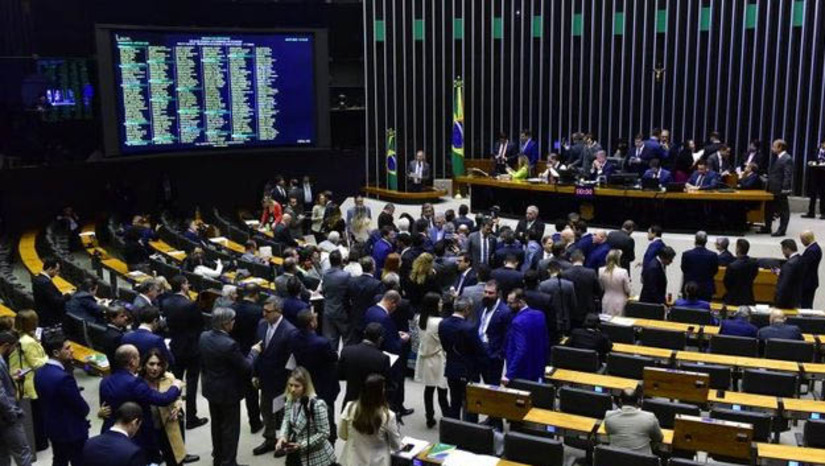 Imagem 1 - Após aprovar texto em 2º turno, Câmara vota destaques à reforma tributária a partir das 10h de hoje (7). O Plenário já aprovou o texto-base da reforma em segundo turno, em votação realizada na madrugada desta sexta-feira, com 375 votos a 113. Por meio dos destaques, os partidos tentarão mudar trechos do texto elaborado pelo relator, deputado Aguinaldo Ribeiro (PP-PB). Somente depois de concluída esta etapa é que a proposta poderá ser enviada ao Senado Federal. Imagem 1 - Após aprovar texto em 2º turno, Câmara vota destaques à reforma tributária a partir das 10h de hoje (7). O Plenário já aprovou o texto-base da reforma em segundo turno, em votação realizada na madrugada desta sexta-feira, com 375 votos a 113. Por meio dos destaques, os partidos tentarão mudar trechos do texto elaborado pelo relator, deputado Aguinaldo Ribeiro (PP-PB). Somente depois de concluída esta etapa é que a proposta poderá ser enviada ao Senado Federal.