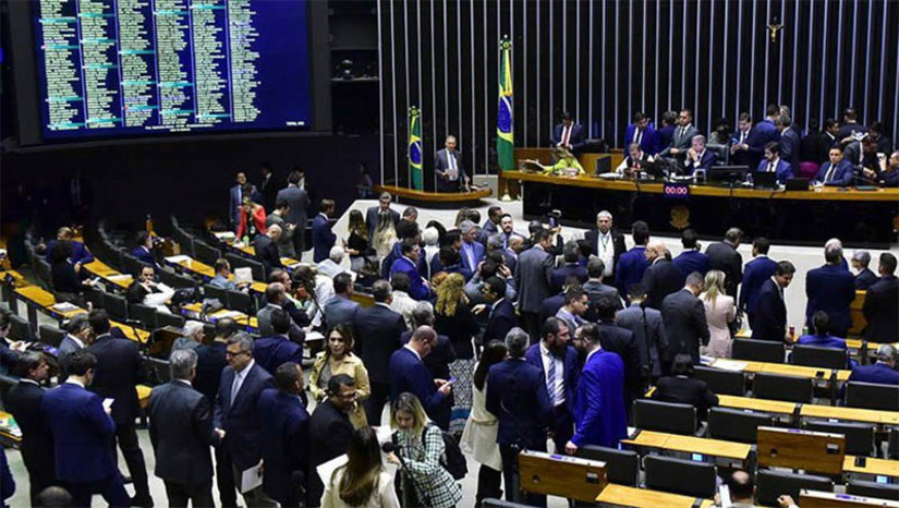 Imagem 1 - Aprovado na Câmara, texto da reforma tributária deve ser encaminhado ainda hoje para o Senado. O presidente da Câmara, Arthur Lira, afirmou que o sentimento após a aprovação da reforma tributária é de dever cumprido. Ele avalia que o texto vai garantir mais segurança jurídica ao País e agradeceu a todos os atores políticos (deputados, ministros, governadores), inclusive o presidente Lula, pelo empenho para aprovar o texto. O presidente do Senado, Rodrigo Pacheco, elogiou a aprovação da matéria. “Cabe ao Senado agora cumprir o seu papel para entregar essa importante reforma ao país”, afirmou. Imagem 1 - Aprovado na Câmara, texto da reforma tributária deve ser encaminhado ainda hoje para o Senado. O presidente da Câmara, Arthur Lira, afirmou que o sentimento após a aprovação da reforma tributária é de dever cumprido. Ele avalia que o texto vai garantir mais segurança jurídica ao País e agradeceu a todos os atores políticos (deputados, ministros, governadores), inclusive o presidente Lula, pelo empenho para aprovar o texto. O presidente do Senado, Rodrigo Pacheco, elogiou a aprovação da matéria. “Cabe ao Senado agora cumprir o seu papel para entregar essa importante reforma ao país”, afirmou.