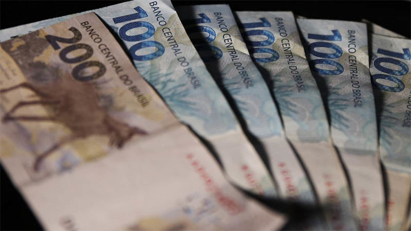 Imagem 1 - Um total de R$ 7,12 bilhões em recursos esquecidos no sistema financeiro ainda não foram sacados. Até agora, o Sistema de Valores a Receber (SVR) devolveu R$ 4,17 bilhões de um total de R$ 11,29 bilhões postos à disposição pelas instituições financeiras. As estatísticas do SVR são divulgadas com dois meses de defasagem. Em relação ao número de beneficiários, até o fim de maio 14.511.476 correntistas haviam resgatado valores. Isso representa apenas 26,93% do total de 53.892.113 correntistas incluídos na lista desde o início do programa, em fevereiro de 2022. Imagem 1 - Um total de R$ 7,12 bilhões em recursos esquecidos no sistema financeiro ainda não foram sacados. Até agora, o Sistema de Valores a Receber (SVR) devolveu R$ 4,17 bilhões de um total de R$ 11,29 bilhões postos à disposição pelas instituições financeiras. As estatísticas do SVR são divulgadas com dois meses de defasagem. Em relação ao número de beneficiários, até o fim de maio 14.511.476 correntistas haviam resgatado valores. Isso representa apenas 26,93% do total de 53.892.113 correntistas incluídos na lista desde o início do programa, em fevereiro de 2022.