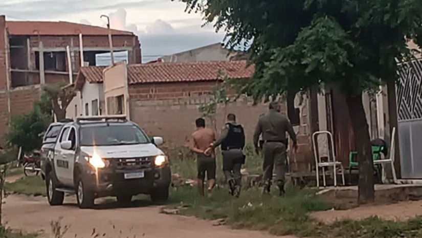 Imagem 1 - Nos três casos ocorreram nos municípios de Caraúbas e Rafael Godeiro, médio Oeste do Rio Grande do Norte, este ano de 2023. Nos três casos, a Polícia Militar, com apoio da população, prendeu 4 pessoas agressores em flagrante, que restaram autuados pela Polícia Civil e podem pegar de 3 meses a 1 ano de prisão, e multa. Os vereadores Tony Fernandes e Pablo Aires, de Msosoró, defendem que a legislação seja mais rigida contra quem comete este tipo de crime absurdo contra animais indefesos (Foto Icem Caraúbas - Gidel Morais) Imagem 1 - Nos três casos ocorreram nos municípios de Caraúbas e Rafael Godeiro, médio Oeste do Rio Grande do Norte, este ano de 2023. Nos três casos, a Polícia Militar, com apoio da população, prendeu 4 pessoas agressores em flagrante, que restaram autuados pela Polícia Civil e podem pegar de 3 meses a 1 ano de prisão, e multa. Os vereadores Tony Fernandes e Pablo Aires, de Msosoró, defendem que a legislação seja mais rigida contra quem comete este tipo de crime absurdo contra animais indefesos (Foto Icem Caraúbas - Gidel Morais)