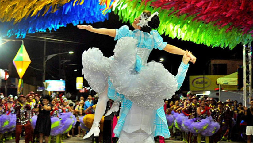 Imagem 1 - São João na Praia transformou Tibau em um verdadeiro arrasta-pé no mês de julho. O evento, que aconteceu entre os dias 6 e 9, contou com muita música, dança e animação. Realizado durante pela prefeitura municipal, o São João na Praia ainda teve apresentação de quadrilhas juninas de diferentes cidades, shows musicais com grandes atrações e apresentações culturais que encantaram o público presente. A presença de pessoas de diversas cidades da região como Tibau, Grossos, Mossoró, Baraúnas e tantas outras, mostrou a relevância e o sucesso do evento. A união de moradores e turistas para comemorar o São João na praia fortaleceu ainda mais a tradição da festa junina na região. Imagem 1 - São João na Praia transformou Tibau em um verdadeiro arrasta-pé no mês de julho. O evento, que aconteceu entre os dias 6 e 9, contou com muita música, dança e animação. Realizado durante pela prefeitura municipal, o São João na Praia ainda teve apresentação de quadrilhas juninas de diferentes cidades, shows musicais com grandes atrações e apresentações culturais que encantaram o público presente. A presença de pessoas de diversas cidades da região como Tibau, Grossos, Mossoró, Baraúnas e tantas outras, mostrou a relevância e o sucesso do evento. A união de moradores e turistas para comemorar o São João na praia fortaleceu ainda mais a tradição da festa junina na região.