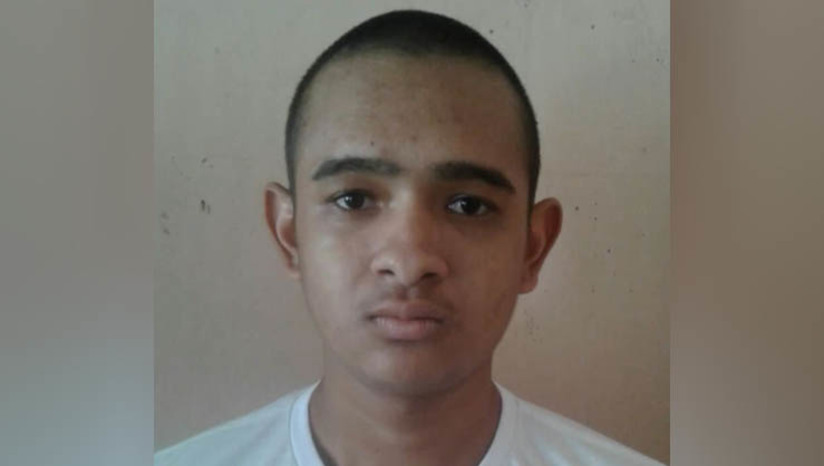 Imagem 1 -  Foragido da justiça é assassinado a tiros após praticar assalto no bairro Aeroporto. A vítima, identificada como Franciscleber Maxuel de Oliveira Junior, estava em liberdade monitorada por tornozeleira eletrônica, mas andava com um bloqueador para impedir a transmissão do sinal do equipamento. O crime aconteceu por volta das 16h20 desta segunda-feira (10), na Av. Felipe Camarão (BR-405), no bairro Aeroporto, em frente a Faculdade de Medicina da UERN, em Mossoró. De acordo com a Delegada Cristiane Magalhães, da DHPP, o homem, juntamente com outros comparsas, havia acabado de roubar uma motocicleta e uma Hilux. O grupo foi perseguido por um popular não identificado, que baleou Francicleber no momento em que ele fugiu na motocicleta roubada. Os demais conseguiram fugir com destino ignorado.