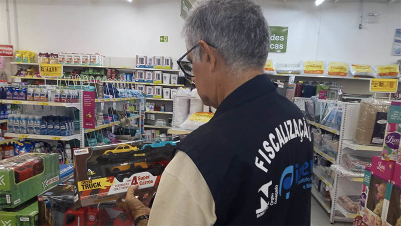 Imagem 1 - Fiscais do IPEM/RN verificam mais de 4 mil produtos comercializados em 11 municípios do RN . As operações aconteceram dentro do Plano Nacional de Vigilância de Mercado, uma ampla ação comandada pelo Inmetro em todo o país. Dos produtos verificados no Rio Grande do Norte, foram encontradas irregularidades em aproximadamente 120 deles (3%). A operação teve caráter orientativo e os estabelecimentos que apresentaram irregularidades foram instruídos a corrigir os procedimentos. Em caso de reincidência, estarão sujeitos às penalidades previstas em lei, com multas que variam de R$ 100 a R$ 1,5 milhão. Imagem 1 - Fiscais do IPEM/RN verificam mais de 4 mil produtos comercializados em 11 municípios do RN . As operações aconteceram dentro do Plano Nacional de Vigilância de Mercado, uma ampla ação comandada pelo Inmetro em todo o país. Dos produtos verificados no Rio Grande do Norte, foram encontradas irregularidades em aproximadamente 120 deles (3%). A operação teve caráter orientativo e os estabelecimentos que apresentaram irregularidades foram instruídos a corrigir os procedimentos. Em caso de reincidência, estarão sujeitos às penalidades previstas em lei, com multas que variam de R$ 100 a R$ 1,5 milhão.