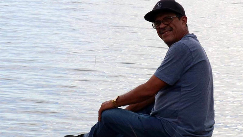 Imagem 1 - Morre aos 59 anos o repórter cinematográfico Zenóbio Oliveira das Aguilhadas. O cinegrafista passou mal ao chegar na na Reitoria da UERN, na manhã desta quarta-feira (12), e faleceu após sofrer um infarto. Além de cinegrafista, Zenóbio também era poeta e escritor, tendo lançado livros de poesia ao longo de sua trajetória. Trabalhou por anos na antiga TV Cabugi e atualmente era colaborador da UERN TV. As informações sobre velório e sepultamento ainda não foram divulgadas. Imagem 1 - Morre aos 59 anos o repórter cinematográfico Zenóbio Oliveira das Aguilhadas. O cinegrafista passou mal ao chegar na na Reitoria da UERN, na manhã desta quarta-feira (12), e faleceu após sofrer um infarto. Além de cinegrafista, Zenóbio também era poeta e escritor, tendo lançado livros de poesia ao longo de sua trajetória. Trabalhou por anos na antiga TV Cabugi e atualmente era colaborador da UERN TV. As informações sobre velório e sepultamento ainda não foram divulgadas.
