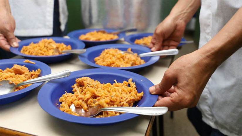 Imagem 1 - RN recebeu R$ 38,8 milhões para melhorias na merenda escolar no primeiro semestre de 2023. O valor faz parte do Fundo Nacional de Desenvolvimento da Educação (FNDE). São 588 escolas estaduais e 1.960 municipais beneficiadas. Os três municípios com os maiores repasses são: Natal, com R$ 3,6 milhões, Mossoró, com R$ 1,8 milhão para 102 escolas e 20,3 mil alunos, e Parnamirim, com R$ 1,4 milhão repassado para as 67 escolas com 25,2 mil alunos. Imagem 1 - RN recebeu R$ 38,8 milhões para melhorias na merenda escolar no primeiro semestre de 2023. O valor faz parte do Fundo Nacional de Desenvolvimento da Educação (FNDE). São 588 escolas estaduais e 1.960 municipais beneficiadas. Os três municípios com os maiores repasses são: Natal, com R$ 3,6 milhões, Mossoró, com R$ 1,8 milhão para 102 escolas e 20,3 mil alunos, e Parnamirim, com R$ 1,4 milhão repassado para as 67 escolas com 25,2 mil alunos.
