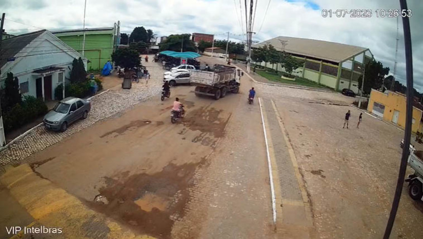 Imagem 1 -  Motociclista atropelado por caminhão da Prefeitura de Martins tentou fazer ultrapassagem irregular. A polícia civil concluiu o inquérito do caso ocorrido no dia 1º de julho de 2023, quando um um motociclista, de 60 anos, natural do município de Serrinha dos Pintos, acabou morrendo no acidente de trânsito. A investigação apontou que o acidente ocorreu por culpa exclusiva da vítima. De acordo com o delegado Murilo Baessa, de Alexandria, ficou claro que o motociclista trafegava pelo acostamento e tentou ultrapassar o caminhão em uma via de mão única. Neste momento, a vítima teria entrado em um ponto fora da visão do motorista, o chamado “ponto cego”, o que acabou provocando o acidente.