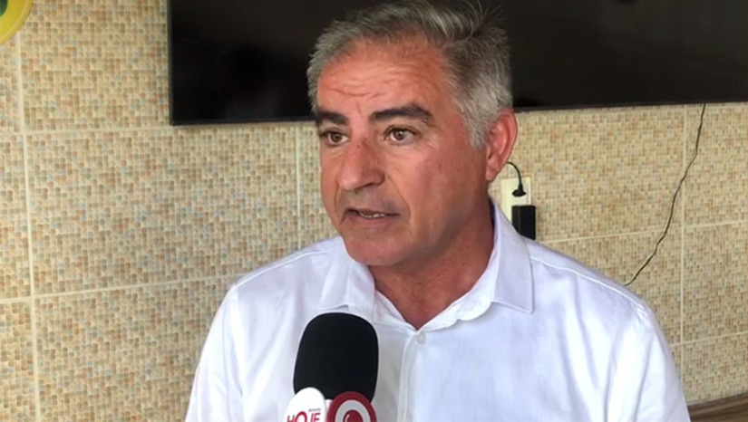 Imagem 1 - Junior Sousa explicou que a CAERN recebeu a concessão em 2005 para explorar o abastecimento e fazer o saneamento de Apodi até 2025, mas têm falhas graves no abastecimento e não fez o saneamento básico. A CAERN informou quem NOTA diz que abastece a área urbana e que empreendimentos particulares que não atende as condicionantes de abastecimento e sobre o saneamento, informa que está concluindo o projeto para fazer a licitação. Teria os recursos garantidos. Imagem 1 - Junior Sousa explicou que a CAERN recebeu a concessão em 2005 para explorar o abastecimento e fazer o saneamento de Apodi até 2025, mas têm falhas graves no abastecimento e não fez o saneamento básico. A CAERN informou quem NOTA diz que abastece a área urbana e que empreendimentos particulares que não atende as condicionantes de abastecimento e sobre o saneamento, informa que está concluindo o projeto para fazer a licitação. Teria os recursos garantidos.