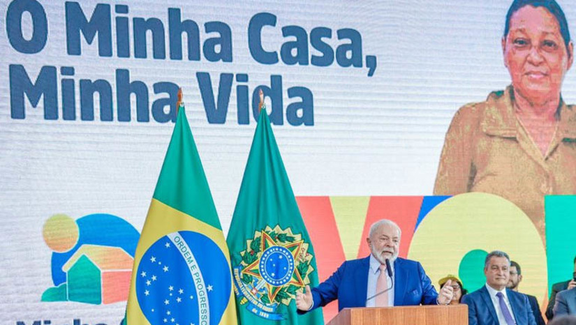 Imagem 1 -  Após sanção do “Minha Casa, Minha Vida” Lula defende moradia digna e solução para déficit habitacional. O programa foi reformulado com com unidades maiores, juros menores e faixas de renda ampliadas. "Em vez de levar o povo para morar 20 quilômetros distante do centro da cidade, leve o povo para onde já tem escola, asfalto, energia elétrica e linha de ônibus", disse, defendendo também a adaptação de imóveis públicos abandonados para serem usados como unidades habitacionais. Só do INSS, disse, são cerca de 3 mil.