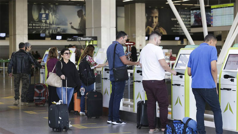 Imagem 1 -  Programa Voa Brasil poderá chegar a 1,5 milhão de bilhetes aéreos por mês, estima ministro.O programa visa oferecer passagens aéreas no valor de R$ 200. O projeto está previsto para começar em agosto, segundo informou o ministro de Portos e Aeroportos, Márcio França, em aula magna do Instituto de Geografia, no campus Maracanã da Universidade do Estado do Rio de Janeiro (Uerj), nessa quinta-feira (13). O objetivo é beneficiar pessoas que não voaram nos últimos 12 meses. Cada trecho de passagem é fixado em R$ 200 e cada pessoa só poderá comprar quatro trechos.