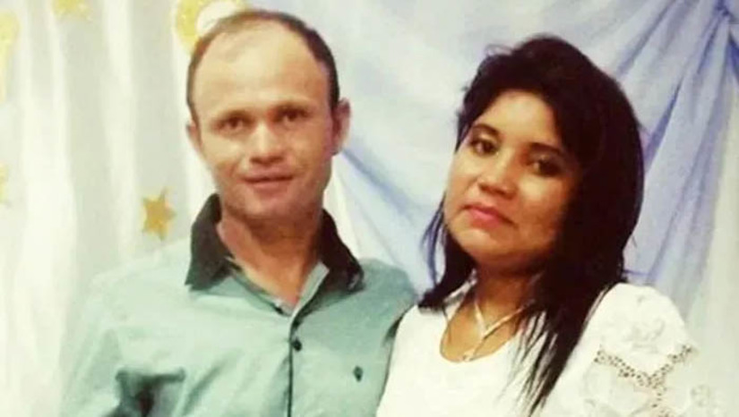 Imagem 1 -  Marceneiro é condenado a 21 anos de prisão pelo feminicídio da esposa, mas deixa fórum em liberdade. O caso do feminicídio de Daniele Araújo de Medeiros, ocorrido no dia 19 de janeiro de 2019, no município de São Fernando, foi julgado nesta quinta-feira (13), no Fórum Municipal Amaro Cavalcanti, em Caicó. Derinaldo Fernandes de Medeiros matou a esposa com um tiro na cabeça, e ainda enterrou o corpo em cova no quintal de casa.  O conselho de sentença decidiu que o réu era culpado, mas ele saiu do fórum em liberdade. A defesa diz que irá recorrer para anular o júri. 