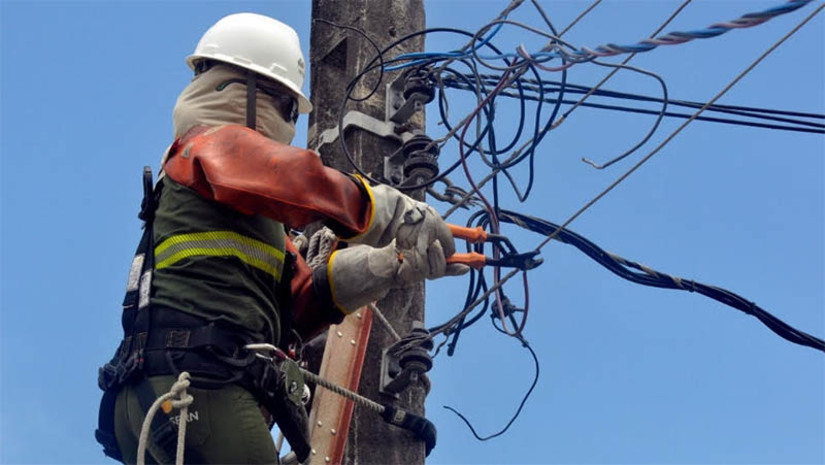 Imagem 1 - 229 cliente de Mossoró terão fornecimento de energia interrompido para manutenção de rede. A Neoenergia Cosern informou que precisará interromper o fornecimento para realizar manutenção preventiva e reforço da rede elétrica, no dia 19 de julho. Serão afetados os clientes com residências localizadas na Av. Mota Neto e adjacências, no bairro Nova Betânia. O desligamento da rede ocorrerá das 8h às 12h. “Caso os serviços sejam realizados antes do horário previsto, a rede será energizada sem aviso prévio”, informou a companhia. Imagem 1 - 229 cliente de Mossoró terão fornecimento de energia interrompido para manutenção de rede. A Neoenergia Cosern informou que precisará interromper o fornecimento para realizar manutenção preventiva e reforço da rede elétrica, no dia 19 de julho. Serão afetados os clientes com residências localizadas na Av. Mota Neto e adjacências, no bairro Nova Betânia. O desligamento da rede ocorrerá das 8h às 12h. “Caso os serviços sejam realizados antes do horário previsto, a rede será energizada sem aviso prévio”, informou a companhia.