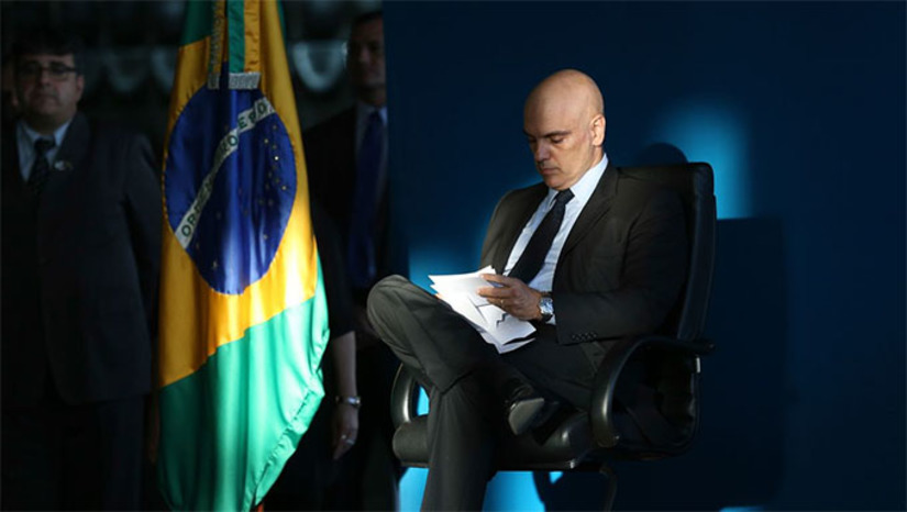 Imagem 1 - Agressão sofrida pelo presidente do STF dispertou reação imediata do Ministro da Justiça, Flávio Dino, e o presidente do Senado, Rodrigo Pacheco. Comportamento criminoso de quem acha que pode fazer qualquer coisa por ter dinheiro no bolso. Querem ser ‘elite’ mas não tem a educação mais elementar", escreveu Flávioi Dino. “Mais do que criminoso e aviltante às pessoas, às instituições e à democracia, esse tipo de comportamento mina o caminho que se visa construir de um país de progresso, civilizado e pacífico”, disse Rodrigo Pacheco. Ao menos um suspeito já foi identificado pela Polícia Federal. Imagem 1 - Agressão sofrida pelo presidente do STF dispertou reação imediata do Ministro da Justiça, Flávio Dino, e o presidente do Senado, Rodrigo Pacheco. Comportamento criminoso de quem acha que pode fazer qualquer coisa por ter dinheiro no bolso. Querem ser ‘elite’ mas não tem a educação mais elementar", escreveu Flávioi Dino. “Mais do que criminoso e aviltante às pessoas, às instituições e à democracia, esse tipo de comportamento mina o caminho que se visa construir de um país de progresso, civilizado e pacífico”, disse Rodrigo Pacheco. Ao menos um suspeito já foi identificado pela Polícia Federal.