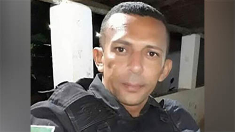 Imagem 1 - PM reformado é assassinado a tiros enquanto bebia com amigos no município de Itajá. O crime aconteceu na noite deste domingo (16), em um bar localizado no bairro João Leopoldo. A vítima, identificada apenas como Altair, bebia com amigos quando foi surpreendida por criminosos, que chegaram ao local em um veículo, desceram, entraram no estabelecimento e efetuaram disparos de arma de fogo contra ele. O PM foi atingido com tiros na região da barriga, tórax e cabeça, entrando em óbito no local. Outra pessoa, que também foi ferida no tiroteio, foi socorrida e seu estado de saúde é desconhecido. Imagem 1 - PM reformado é assassinado a tiros enquanto bebia com amigos no município de Itajá. O crime aconteceu na noite deste domingo (16), em um bar localizado no bairro João Leopoldo. A vítima, identificada apenas como Altair, bebia com amigos quando foi surpreendida por criminosos, que chegaram ao local em um veículo, desceram, entraram no estabelecimento e efetuaram disparos de arma de fogo contra ele. O PM foi atingido com tiros na região da barriga, tórax e cabeça, entrando em óbito no local. Outra pessoa, que também foi ferida no tiroteio, foi socorrida e seu estado de saúde é desconhecido.