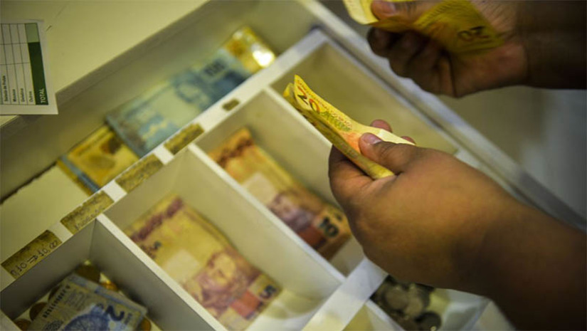 Imagem 1 - Pessoas com salários entre R$ 2.640 e R$ 20 mil podem negociar dívidas pelo Desenrola Brasil. A renegociação de dívidas para a Faixa 2 do Programa Emergencial de Renegociação de Dívidas de Pessoas Físicas Inadimplentes começou a ser realizada hoje (17), pelas instituições financeiras. Segundo o Ministério da Fazenda, cerca de 30 milhões de brasileiros podem se beneficiar nesta etapa. As dívidas podem ser quitadas nos canais indicados pelos agentes financeiros e poderão ser parceladas, em, no mínimo, 12 prestações. Também é necessário ter sido incluído no cadastro de inadimplentes até 31 de dezembro de 2022. Imagem 1 - Pessoas com salários entre R$ 2.640 e R$ 20 mil podem negociar dívidas pelo Desenrola Brasil. A renegociação de dívidas para a Faixa 2 do Programa Emergencial de Renegociação de Dívidas de Pessoas Físicas Inadimplentes começou a ser realizada hoje (17), pelas instituições financeiras. Segundo o Ministério da Fazenda, cerca de 30 milhões de brasileiros podem se beneficiar nesta etapa. As dívidas podem ser quitadas nos canais indicados pelos agentes financeiros e poderão ser parceladas, em, no mínimo, 12 prestações. Também é necessário ter sido incluído no cadastro de inadimplentes até 31 de dezembro de 2022.