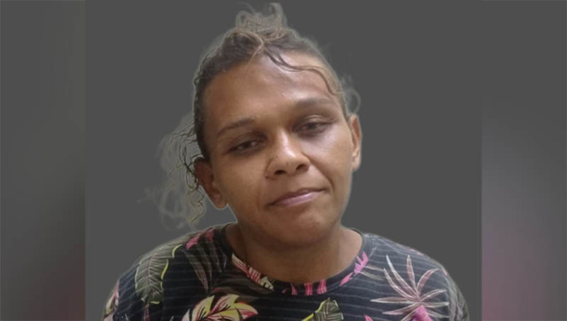 Imagem 1 - Suspeita de matar moradora de rua a facadas é presa pela equipe da DHPP, em Mossoró. Ana Paula Batista da Costa, de 25 anos, foi presa nesta segunda-feira (17), por força de um mandado de prisão preventiva. Ouvida pelo delegado Caio Fábio, da DHPP, ela confessou ter desferido as facadas que levou Joana D'Arc de Araújo Mendonça ao óbito, no dia 1º de julho. No entanto, a mulher alegou que agiu por legítima defesa. Ana Paula já havia sido ouvida na delegacia de plantão, no dia 6 de julho, mas acabou sendo liberada por não ter havido flagrante. Após a nova prisão, na tarde desta segunda, ela foi encaminhada para o sistema prisional, onde ficará à disposição da justiça. Imagem 1 - Suspeita de matar moradora de rua a facadas é presa pela equipe da DHPP, em Mossoró. Ana Paula Batista da Costa, de 25 anos, foi presa nesta segunda-feira (17), por força de um mandado de prisão preventiva. Ouvida pelo delegado Caio Fábio, da DHPP, ela confessou ter desferido as facadas que levou Joana D'Arc de Araújo Mendonça ao óbito, no dia 1º de julho. No entanto, a mulher alegou que agiu por legítima defesa. Ana Paula já havia sido ouvida na delegacia de plantão, no dia 6 de julho, mas acabou sendo liberada por não ter havido flagrante. Após a nova prisão, na tarde desta segunda, ela foi encaminhada para o sistema prisional, onde ficará à disposição da justiça.