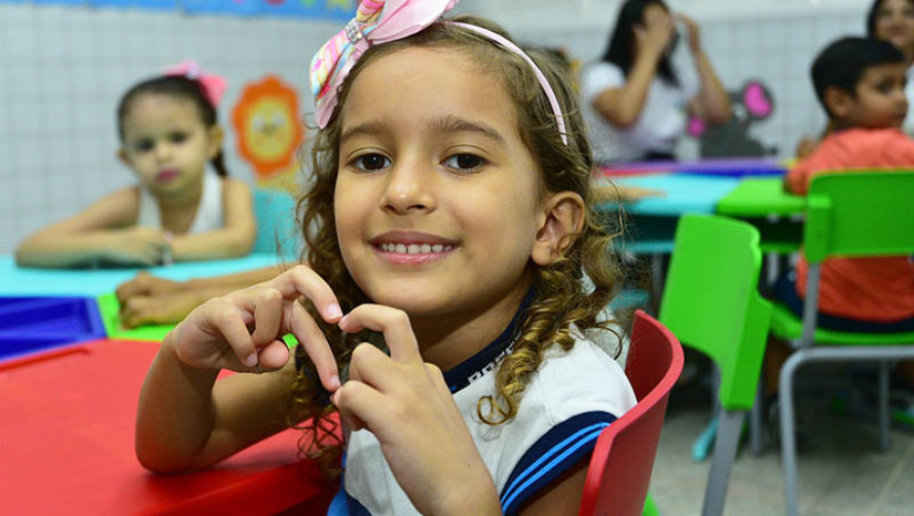 Imagem 1 - 93% dos pais de alunos da Rede Municipal estão satisfeitos com a escola em que seus filhos estudam. Os resultados de um levantamento feito pela ouvidoria de Mossoro, revelam uma tendência positiva, onde os pais expressam uma ampla aprovação em relação à educação proporcionada pela gestão municipal. O relatório foi elaborado em cima de entrevistas realizadas através da ação “Ouvidoria nas Escolas”, modo itinerante que visa buscar a opinião de pais, alunos e servidores no âmbito escolar. Outro ponto que chamou atenção foi a avaliação do corpo docente do município, que está cada vez mais qualificado, chegando a uma aprovação de quase 90%, considerado “ótimo” e “bom”, segundo o relatório. Imagem 1 - 93% dos pais de alunos da Rede Municipal estão satisfeitos com a escola em que seus filhos estudam. Os resultados de um levantamento feito pela ouvidoria de Mossoro, revelam uma tendência positiva, onde os pais expressam uma ampla aprovação em relação à educação proporcionada pela gestão municipal. O relatório foi elaborado em cima de entrevistas realizadas através da ação “Ouvidoria nas Escolas”, modo itinerante que visa buscar a opinião de pais, alunos e servidores no âmbito escolar. Outro ponto que chamou atenção foi a avaliação do corpo docente do município, que está cada vez mais qualificado, chegando a uma aprovação de quase 90%, considerado “ótimo” e “bom”, segundo o relatório.