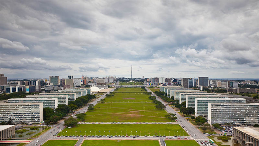   [COLUNA ESPLANADA] Lula prepara uma minirreforma na Esplanada pela governabilidade. A engenharia tratada por ora, segundo grãos petistas, ficou assim: o PT não abre mão do Ministério da Saúde – sonho de Lira e seu grupo –, e topou entregar o Ministério do Desenvolvimento Social e a Caixa para o Progressistas. Assim atende Lira, seu grupo suprapartidário de 200 deputados, e o seu partido, até ontem aliado do ex-presidente Bolsonaro. Ciro se esconde, mas avalizada a bancada. As trocas sugeridas: Alexandre Padilha sai do Palácio e assume a Saúde. Para seu lugar vai Wellington Dias, que deixa o Ministério do Bolsa Família para um indicado do Centrão de Lira. A Caixa fica com a dupla Lira-Ciro. Mas eles não se entenderam ainda sobre o nome a emplacar. Lira quer Adeilson Cavalcante, ex-secretário executivo no Ministério da Saúde do ministro Gilberto Occhi (Governo Temer). Mas Ciro Nogueira quer na presidência do banco o próprio Occhi.