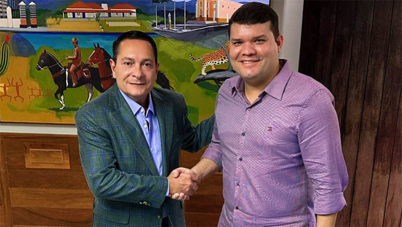 Imagem 1 - Imprensa da capital destaca que Lawrence terá "carta branca" do PSDB e Ezequiel para a sucessão em Mossoró. A filiação de Lawrence ao PSDB acontecerá quando ele estiver oficialmente fora dos quadros do Solidariedade. Nesta quarta-feira (19), o presidente estadual do PSDB, deputado Ezequiel Ferreira, recebeu Lawrence Amorim. “A Câmara de Mossoró tem ajudado a desenvolver o município e promover ações importantes. Lawrence é uma nova liderança, que vem galgando espaços e destaques. Lawrence terá carta branca do PSDB, em Mossoró”, diz Ezequiel Ferreira. Imagem 1 - Imprensa da capital destaca que Lawrence terá "carta branca" do PSDB e Ezequiel para a sucessão em Mossoró. A filiação de Lawrence ao PSDB acontecerá quando ele estiver oficialmente fora dos quadros do Solidariedade. Nesta quarta-feira (19), o presidente estadual do PSDB, deputado Ezequiel Ferreira, recebeu Lawrence Amorim. “A Câmara de Mossoró tem ajudado a desenvolver o município e promover ações importantes. Lawrence é uma nova liderança, que vem galgando espaços e destaques. Lawrence terá carta branca do PSDB, em Mossoró”, diz Ezequiel Ferreira.