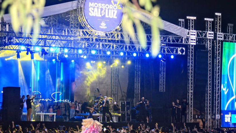 Imagem 1 - Mossoró Sal & Luz: primeiro dia de shows terá Elisac Regis, Jefferson e Suellen e Aline Barros. Quem estreia a segunda edição da festa, nas Estação das Artes, é o artista mossoroense Elisac Regis, às 18h. Em seguida, o público se encantará com os louvores da dupla Jefferson e Suellen. Por volta das 21h, a cantora Aline Barros sobe ao palco trazendo ao “Mossoró Sal & Luz” suas composições de sucesso. Imagem 1 - Mossoró Sal & Luz: primeiro dia de shows terá Elisac Regis, Jefferson e Suellen e Aline Barros. Quem estreia a segunda edição da festa, nas Estação das Artes, é o artista mossoroense Elisac Regis, às 18h. Em seguida, o público se encantará com os louvores da dupla Jefferson e Suellen. Por volta das 21h, a cantora Aline Barros sobe ao palco trazendo ao “Mossoró Sal & Luz” suas composições de sucesso.