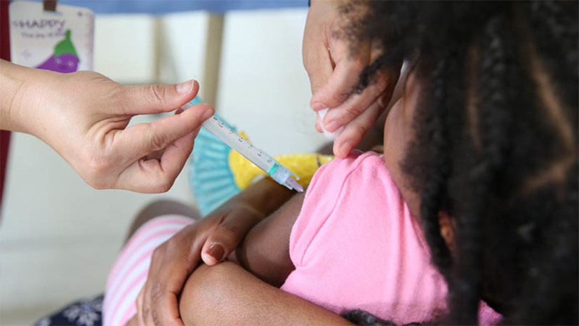 Imagem 1 - OMS e Unicef apontam que países intensificaram esforços para enfrentar o retrocesso na imunização . Em 2022, 4 milhões a mais de crianças foram atendidas pelos serviços de imunização em comparação com 2021. De acordo com a pesquisa, 20,5 milhões de crianças deixaram de receber uma ou mais vacinas nos serviços de imunização de rotina em 2022, uma melhora em comparação com os 24 milhões de crianças que não foram imunizadas em 2021. Apesar disso, o número permanece maior do que os 18 milhões de crianças que ficaram de fora do esquema vacinal em 2019, antes da pandemia. Imagem 1 - OMS e Unicef apontam que países intensificaram esforços para enfrentar o retrocesso na imunização . Em 2022, 4 milhões a mais de crianças foram atendidas pelos serviços de imunização em comparação com 2021. De acordo com a pesquisa, 20,5 milhões de crianças deixaram de receber uma ou mais vacinas nos serviços de imunização de rotina em 2022, uma melhora em comparação com os 24 milhões de crianças que não foram imunizadas em 2021. Apesar disso, o número permanece maior do que os 18 milhões de crianças que ficaram de fora do esquema vacinal em 2019, antes da pandemia.