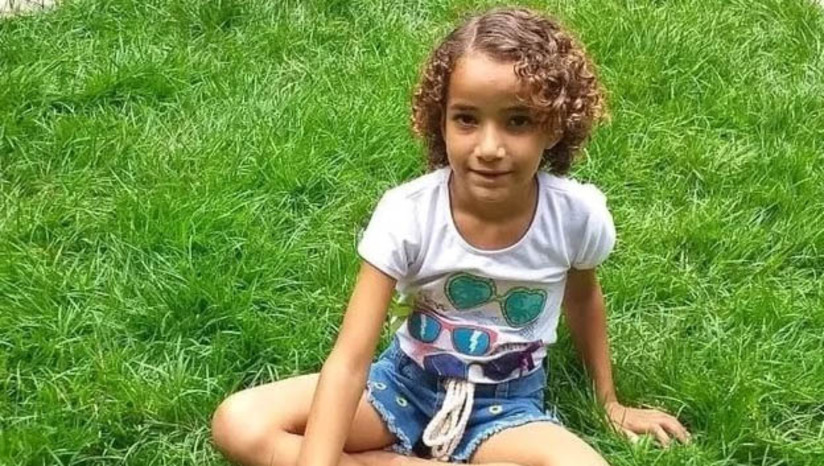 Imagem 1 - Policiais do RN vão auxiliar nas buscas por menina de 8 anos desaparecida em Bananeiras/PB. Ana Sophia Gomes dos Santos, de 8 anos, desapareceu no início da tarde de 4 de julho, do distrito e Roma, na cidade paraibana, após ter pedido à mãe para ir brincar. Ela foi flagrada por câmera de segurança, usando um vestido azul floral, depois não foi mais vista. Desde então, uma força-tarefa foi mobilizada à sua procuda. De acordo com o Portal Correio, de João Pessoa, nesta quinta-feira (20), as buscas recomeçaram e a polícia da Paraíba solicitou apoio de forças policiais do RN e de Pernambuco. Imagem 1 - Policiais do RN vão auxiliar nas buscas por menina de 8 anos desaparecida em Bananeiras/PB. Ana Sophia Gomes dos Santos, de 8 anos, desapareceu no início da tarde de 4 de julho, do distrito e Roma, na cidade paraibana, após ter pedido à mãe para ir brincar. Ela foi flagrada por câmera de segurança, usando um vestido azul floral, depois não foi mais vista. Desde então, uma força-tarefa foi mobilizada à sua procuda. De acordo com o Portal Correio, de João Pessoa, nesta quinta-feira (20), as buscas recomeçaram e a polícia da Paraíba solicitou apoio de forças policiais do RN e de Pernambuco.