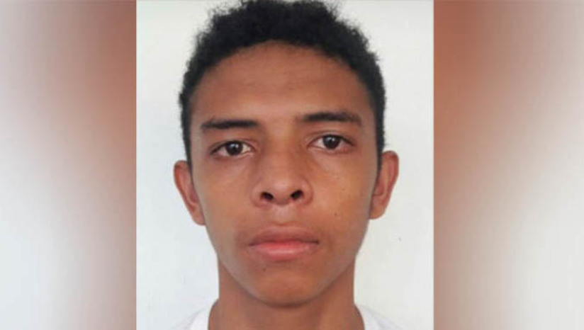 Imagem 1 - Procurado por homicídio ocorrido em Areia Branca é preso pela polícia civil em Mossoró. Emanuel Lucas Soares da Silva, o “Luquinha”, de 24 anos, foi preso nesta quinta-feira (20), no Plantal 13 de Maio. Ele vinha sendo procurado desde o mês de maio, apontado como o autor dos disparos que matou Carlos Emanoel de Souza Avelino, conhecido como “Vaqueirinho”, no dia 23 de janeiro de 2023, na localidade Pedrinhas em Areia Branca. A prisão aconteceu no momento em que a DHPP de Mossoró, juntamente com equipes da Denarc, cumpriam mandados de busca e apreensão relacionados à investigação de outro homicídio, o de Paulo Ruan Vieira Costa, ocorrido no dia 21 de maio, em Mossoró. Imagem 1 - Procurado por homicídio ocorrido em Areia Branca é preso pela polícia civil em Mossoró. Emanuel Lucas Soares da Silva, o “Luquinha”, de 24 anos, foi preso nesta quinta-feira (20), no Plantal 13 de Maio. Ele vinha sendo procurado desde o mês de maio, apontado como o autor dos disparos que matou Carlos Emanoel de Souza Avelino, conhecido como “Vaqueirinho”, no dia 23 de janeiro de 2023, na localidade Pedrinhas em Areia Branca. A prisão aconteceu no momento em que a DHPP de Mossoró, juntamente com equipes da Denarc, cumpriam mandados de busca e apreensão relacionados à investigação de outro homicídio, o de Paulo Ruan Vieira Costa, ocorrido no dia 21 de maio, em Mossoró.