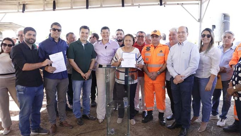 Imagem 1 - Quartel do Corpo de Bombeiros em Pau dos Ferros vai atender 37 municípios e fará mil atendimentos por ano. O sub-grupamento em Pau dos Ferros será composto por 37 bombeiros que atenderão 37 cidades com população de 320 mil habitantes. E disponibilizará dois carros de combate a incêndio, uma ambulância, uma caminhonete, uma viatura administrativa. A previsão é prestar um mil atendimentos por ano. O quartel do será construído na margem da BR 405, km 03, Centro. O valor da obra é de R$ 1.557.536,09. O investimento faz parte do projeto de interiorização do Corpo de Bombeiros que atualmente está presente em oito cidades: Natal, Parnamirim, São Gonçalo do Amarante, Caicó, Assu, Currais Novos, Mossoró e Pau dos Ferros. Imagem 1 - Quartel do Corpo de Bombeiros em Pau dos Ferros vai atender 37 municípios e fará mil atendimentos por ano. O sub-grupamento em Pau dos Ferros será composto por 37 bombeiros que atenderão 37 cidades com população de 320 mil habitantes. E disponibilizará dois carros de combate a incêndio, uma ambulância, uma caminhonete, uma viatura administrativa. A previsão é prestar um mil atendimentos por ano. O quartel do será construído na margem da BR 405, km 03, Centro. O valor da obra é de R$ 1.557.536,09. O investimento faz parte do projeto de interiorização do Corpo de Bombeiros que atualmente está presente em oito cidades: Natal, Parnamirim, São Gonçalo do Amarante, Caicó, Assu, Currais Novos, Mossoró e Pau dos Ferros.