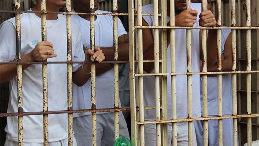 Imagem 1 - O Mutirão Carcerário, projeto desenvolvido pelo Conselho Nacional de Justiça (CNJ) tem como objetivo diminuir a população carcerária do País. A previsão é que sejam revisados mais de 100 mil processos entre julho e agosto de 2023 em todo o país. Os temas que serão analisados pelos Judiciários locais incluem o tratamento de gestantes, mães, pais e responsáveis por crianças menores de 12 anos e pessoas com deficiência; o cumprimento de pena em regime prisional mais gravoso do que o fixado em decisão condenatória; a situação de pessoas cumprindo pena em regime diverso do aberto, condenadas pela prática de tráfico privilegiado; e os casos de prisões provisórias com duração superior a 12 meses. É esperado, inclusive, que a ministra Rosa Weber visite uma unidade prisional potiguar. A agenda da ministra ainda está sendo fechada. Imagem 1 - O Mutirão Carcerário, projeto desenvolvido pelo Conselho Nacional de Justiça (CNJ) tem como objetivo diminuir a população carcerária do País. A previsão é que sejam revisados mais de 100 mil processos entre julho e agosto de 2023 em todo o país. Os temas que serão analisados pelos Judiciários locais incluem o tratamento de gestantes, mães, pais e responsáveis por crianças menores de 12 anos e pessoas com deficiência; o cumprimento de pena em regime prisional mais gravoso do que o fixado em decisão condenatória; a situação de pessoas cumprindo pena em regime diverso do aberto, condenadas pela prática de tráfico privilegiado; e os casos de prisões provisórias com duração superior a 12 meses. É esperado, inclusive, que a ministra Rosa Weber visite uma unidade prisional potiguar. A agenda da ministra ainda está sendo fechada.