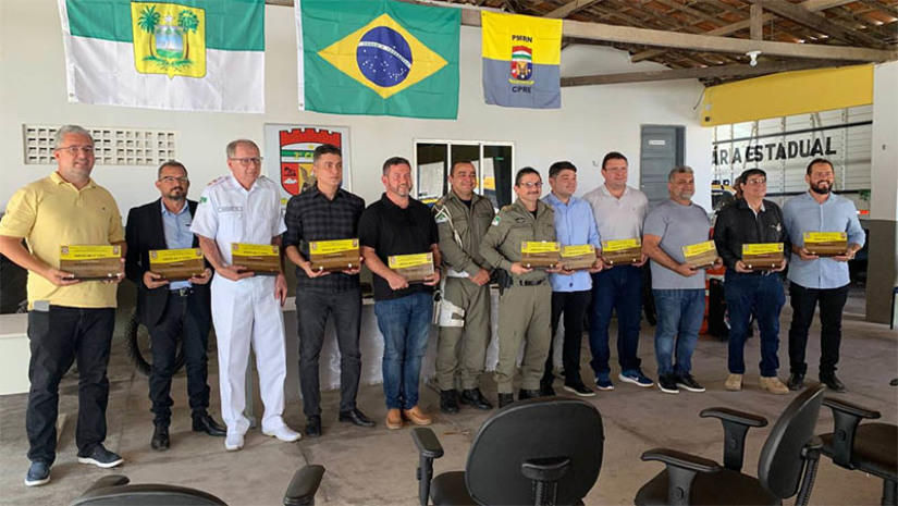 Imagem 1 -  2ª CIPRv concede comenda a personalidades que contribuem para o trabalho de policiamento rodoviário. De acordo com o Major Emerson, comandante da 2ª Companhia Independente de Policiamento Rodoviária, a comenda “Amigos da 2ª CIPRv” é concedida a personalidades públicas e privadas, autoridades civis e militares, que contribuem para as atividades desenvolvidas pela Companhia. O evento de entrega das comendas aconteceu na manhã desta sexta-feira (21), na sede da 2ª CIPRV, em Mossoró. 