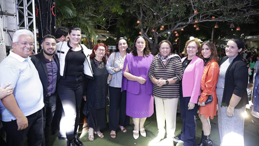 Imagem 1 - Prefeita Maria José presidiu a solenidade prestigiada pela governadora Fátima Bezerra, pela senadora Zenaide Maia, e prefeitos da região Oeste do Rio Grande do Norte, como Mariana Almeida, de Pau dos Ferros. Trata-se do principal evento gastronômico da região, que impulciona o turismo serrano. Este ano, a atração musical na abertura da festa foi feita pelo cantor baiano Jorge Vercilo. Imagem 1 - Prefeita Maria José presidiu a solenidade prestigiada pela governadora Fátima Bezerra, pela senadora Zenaide Maia, e prefeitos da região Oeste do Rio Grande do Norte, como Mariana Almeida, de Pau dos Ferros. Trata-se do principal evento gastronômico da região, que impulciona o turismo serrano. Este ano, a atração musical na abertura da festa foi feita pelo cantor baiano Jorge Vercilo.