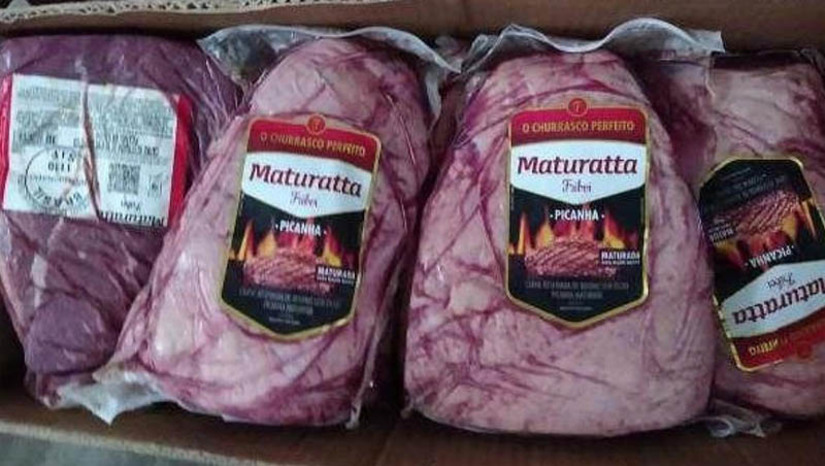 Imagem 1 - Mulher tenta furtar picanhas de supermercado escondendo as peças em carrinho com bebê de 11 dias. A suspeita, cujo nome não foi divulgado pelo delegado Luís Antônio, da Delegacia de Plantão, foi presa neste final de semana, em um supermecado localizado no bairro Doze Anos, no momento em que tentava deixar o local levando 6 peças de picanha, avaliadas em cerca de R$ 700. A mulher estava com um bebê de apenas 11 dias, tendo colocado as peças rodeando a criança, dentro do carrinho de transporte. Ela foi autuada em flagrante por furto e arbritrada uma fiança no valor de R$ 500, paga por meio de um advogado. O delegado acredita que alguém se sensibilizou com a situação do bebê, que seria separado da mãe, e acabou pagando a fiança. Imagem 1 - Mulher tenta furtar picanhas de supermercado escondendo as peças em carrinho com bebê de 11 dias. A suspeita, cujo nome não foi divulgado pelo delegado Luís Antônio, da Delegacia de Plantão, foi presa neste final de semana, em um supermecado localizado no bairro Doze Anos, no momento em que tentava deixar o local levando 6 peças de picanha, avaliadas em cerca de R$ 700. A mulher estava com um bebê de apenas 11 dias, tendo colocado as peças rodeando a criança, dentro do carrinho de transporte. Ela foi autuada em flagrante por furto e arbritrada uma fiança no valor de R$ 500, paga por meio de um advogado. O delegado acredita que alguém se sensibilizou com a situação do bebê, que seria separado da mãe, e acabou pagando a fiança.