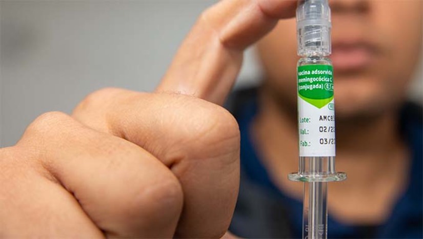 Imagem 1 - A vacina meningocócica ACWY, que previne a meningite e infecções generalizadas causadas pela bactéria meningococo dos tipos A, C, W e Y, está disponível para adolescentes de 13 a 19 anos em todos os municípios do Rio Grande do Norte até 31 de julho. Adolescentes e adultos jovens são os principais responsáveis pela manutenção da circulação da doença na comunidade, por isso a Secretaria de Estado da Saúde Pública (Sesap) emitiu no início deste mês uma Nota Informativa recomendando a todos os municípios do RN que ampliassem a oferta da vacina para esta faixa etária. Imagem 1 - A vacina meningocócica ACWY, que previne a meningite e infecções generalizadas causadas pela bactéria meningococo dos tipos A, C, W e Y, está disponível para adolescentes de 13 a 19 anos em todos os municípios do Rio Grande do Norte até 31 de julho. Adolescentes e adultos jovens são os principais responsáveis pela manutenção da circulação da doença na comunidade, por isso a Secretaria de Estado da Saúde Pública (Sesap) emitiu no início deste mês uma Nota Informativa recomendando a todos os municípios do RN que ampliassem a oferta da vacina para esta faixa etária.