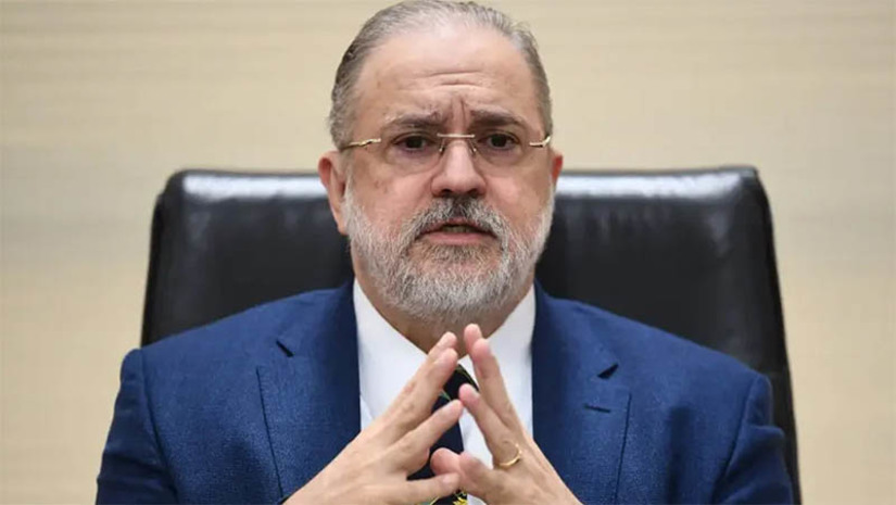   [COLUNA ESPLANADA] Se o presidente Lula da Silva mantiver no posto o Procurador Geral da República, Augusto Aras, a decisão terá mais lógica política. As ligações da família Aras com petistas remontam às eleições de 1986. Na época, o pai do atual chefe do MPF, o ex-deputado federal Roque Aras, concorreu (e perdeu) para senador pelo PT, na campanha que elegeu Waldir Pires governador da Bahia. Apesar de muito atacado por sua atuação considerada omissa em relação ao Governo Jair Bolsonaro e até chamado de bolsonarista, Aras – que nunca teve militância política – tem mais “raiz petista” do que muitos pensam.