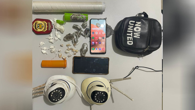 Imagem 1 -  Homem é preso pelo crime de tráfico de drogas no município de Tibau. A prisão em flagrante de Mikael Lima Jacinto aconteceu na manhã desta terça-feira (25). Contra ele, havia um extrato de disque-denúncia, que motivou o pedido para um  mandado de busca e apreensão nas casas onde o supeito, supostamente, exercia atividade criminosa.  Ao realizarem as buscas, os policiais encontraram com o Mikael drogas e apetrechos para o tráfico, além de câmeras de monitoramento instaladas ao longo da rua onde situam-se as casas investigadas.