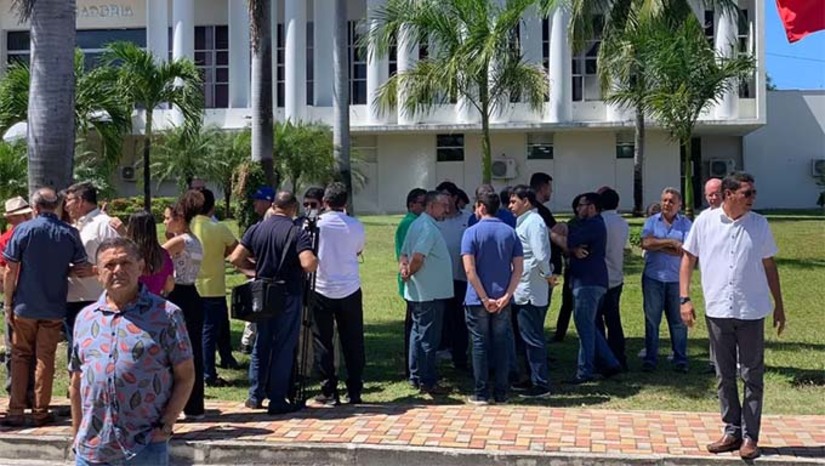 Imagem 1 - O protesto aconteceu mesmo após acordo firmado entre as prefeituras e o governo do Estado sobre o pagamento dos repasses do ICMS em atraso. Em nota, o Governo defende o caminho do diálogo e, no que se refere à pauta de reivindicações apresentada pelos prefeitos através da Femurn, destaca que aceitou a proposta quanto ao principal pleito — a regularização dos repasses em atraso relativos à compensação do ICMS de 2022 —, na quantidade de parcelas sugeridas pela Federação. Imagem 1 - O protesto aconteceu mesmo após acordo firmado entre as prefeituras e o governo do Estado sobre o pagamento dos repasses do ICMS em atraso. Em nota, o Governo defende o caminho do diálogo e, no que se refere à pauta de reivindicações apresentada pelos prefeitos através da Femurn, destaca que aceitou a proposta quanto ao principal pleito — a regularização dos repasses em atraso relativos à compensação do ICMS de 2022 —, na quantidade de parcelas sugeridas pela Federação.