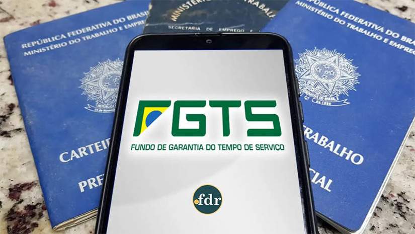Imagem 1 - Caixa começa a distribuir os R$ 12,7 bilhões do resultado do FGTS nesta quinta-feira (27) Cerca de 132 milhões de trabalhadores que possuíam conta de FGTS com saldo em 31 de dezembro de 2022 receberão o crédito, proporcional ao saldo existente naquela data. O Conselho Curador do FGTS aprovou, sem ressalvas, as demonstrações financeiras elaboradas pela CAIXA, na qualidade de Agente Operador, e autorizou a distribuição de 99% do resultado. Após a publicação no Diário Oficial da União, a CAIXA vai iniciar o processamento da distribuição do resultado. Os valores serão creditados nas contas de FGTS entre os dias 27 e 31 deste mês, portanto, com um mês de antecedência do prazo previsto legalmente. Para calculá-lo, o trabalhador deve multiplicar o saldo existente na conta de FGTS na data base, pelo índice de 0,02461511. Imagem 1 - Caixa começa a distribuir os R$ 12,7 bilhões do resultado do FGTS nesta quinta-feira (27) Cerca de 132 milhões de trabalhadores que possuíam conta de FGTS com saldo em 31 de dezembro de 2022 receberão o crédito, proporcional ao saldo existente naquela data. O Conselho Curador do FGTS aprovou, sem ressalvas, as demonstrações financeiras elaboradas pela CAIXA, na qualidade de Agente Operador, e autorizou a distribuição de 99% do resultado. Após a publicação no Diário Oficial da União, a CAIXA vai iniciar o processamento da distribuição do resultado. Os valores serão creditados nas contas de FGTS entre os dias 27 e 31 deste mês, portanto, com um mês de antecedência do prazo previsto legalmente. Para calculá-lo, o trabalhador deve multiplicar o saldo existente na conta de FGTS na data base, pelo índice de 0,02461511.
