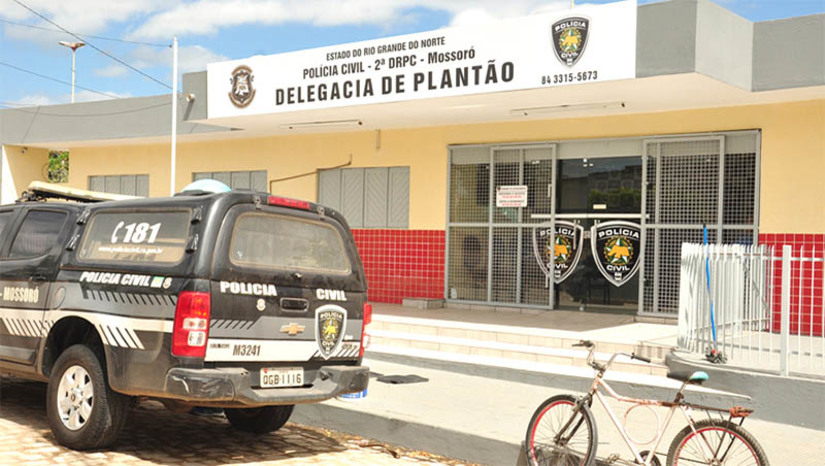 Imagem 1 -  Suspeito de tentar aplicar golpe no Banco do Brasil de Serra do Mel é preso polícia civil. O homem, de 59 anos, foi preso nesta quarta-feira (26), após apresentar documentação falsa à equipe do banco, com a finalidade de abrir uma conta corrente e adquirir um consórcio de uma motocicleta. Na ocasião, os funcionários desconfiaram e acionaram a Polícia Civil. Assim que confrontaram as informações, os policiais constataram que o suspeito é investigado por fazer diversos empréstimos no município de Areia Branca e em outras cidades do RN, além de cidades do estado do Ceará. 