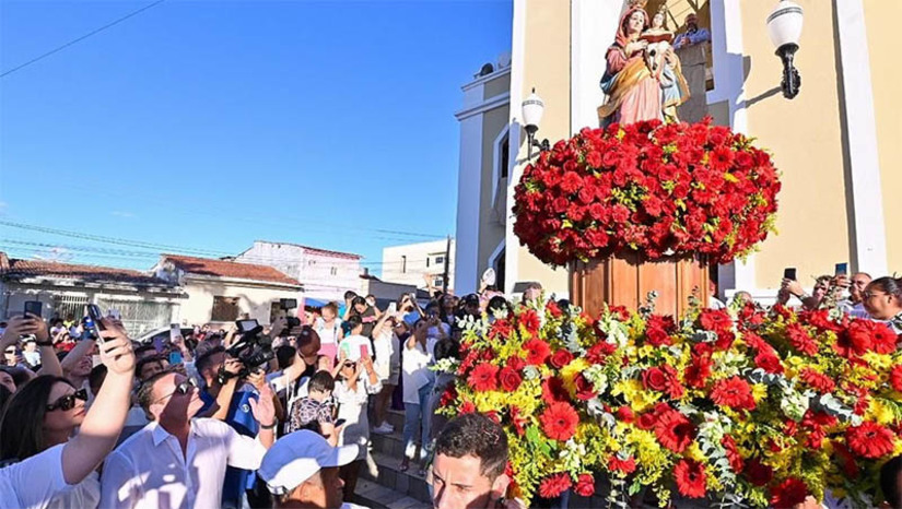 Imagem 1 -  Ezequiel Ferreira participa da procissão de Sant’Ana em Currais Novos. Ao lado da governadora Fátima Bezerra (PT), de deputados estaduais e do secretário de obras do município, Lucas Galvão, o presidente da ALRN renovou sua fé e esperança por dias melhores, neste que é um dos momentos mais especiais do ano em sua terra natal. “Foram dias de muita alegria e fé, onde o povo de Currais Novos pôde celebrar, se reencontrar, festejar e adorar a nossa padroeira. Como curraisnovense posso afirmar que essa festa vai ficar na história", ressaltou Ezequiel.