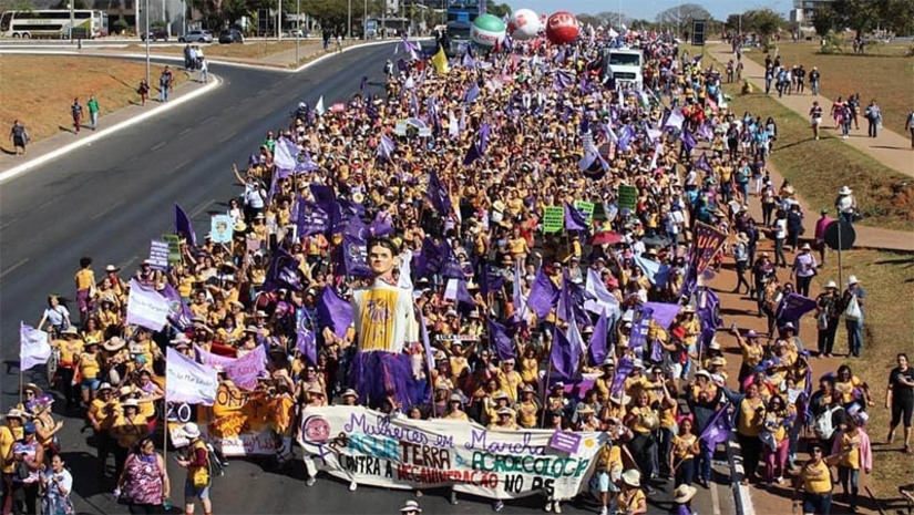 Imagem 1 - A exibição acontecerá nesta sexta-feira (28), às 18h. O filme documenta a IV Ação Internacional da Marcha das Mulheres no Brasil (2015). Perpassa por 10 Estados mostrando as resistências e alternativas construídas pelas mulheres na defesa de seus corpos e territórios em todo o país. Um filme cheio de cores, sotaques e da realidade que toca diariamente a vida das mulheres. A exibição do filme tem o propósito de arrecadar recursos para que as mulheres da Marcha de Mossoró possam ir à Marcha das Margaridas nos dias 15 e 16 de agosto em Brasília. Os ingressos estão sendo vendidos no Centro Feminista 8 de Março, pelo Instagram @marchamulheresrn ou podem ser adquiridos na hora da exibição nos valores de 5,00 reais estudante e 10,00 inteira. Imagem 1 - A exibição acontecerá nesta sexta-feira (28), às 18h. O filme documenta a IV Ação Internacional da Marcha das Mulheres no Brasil (2015). Perpassa por 10 Estados mostrando as resistências e alternativas construídas pelas mulheres na defesa de seus corpos e territórios em todo o país. Um filme cheio de cores, sotaques e da realidade que toca diariamente a vida das mulheres. A exibição do filme tem o propósito de arrecadar recursos para que as mulheres da Marcha de Mossoró possam ir à Marcha das Margaridas nos dias 15 e 16 de agosto em Brasília. Os ingressos estão sendo vendidos no Centro Feminista 8 de Março, pelo Instagram @marchamulheresrn ou podem ser adquiridos na hora da exibição nos valores de 5,00 reais estudante e 10,00 inteira.