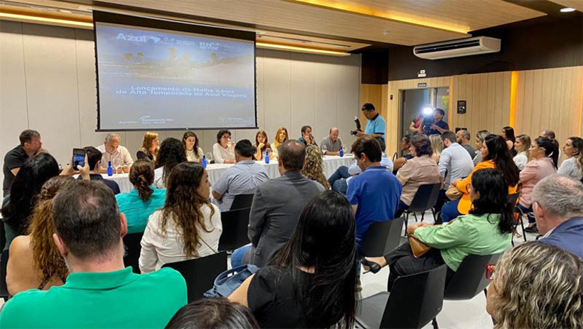 Imagem 1 - Malha aérea do RN terá um incremento de 44% no número de voos na alta temporada. No geral, serão 17 novos voos dedicados, totalizando 238 voos no período de segunda quinzena de dezembro até o final de janeiro. O lançamento da malha aérea para a alta temporada no estado foi realizado nesta sexta-feira (28), pela Empresa Potiguar de Promoção Turística (Emprotur) e a Azul Viagens. Na ocasião, a secretária de Estado do Turismo, Aninha Costa, a diretoria-presidente da Emprotur, Roberta Duarte, a representante da Azul Viagens, Giulliana Mesquita, apresentaram ao trade a malha aérea da empresa para a alta temporada. O evento contou com a parceria do Sistema Fecomércio. Imagem 1 - Malha aérea do RN terá um incremento de 44% no número de voos na alta temporada. No geral, serão 17 novos voos dedicados, totalizando 238 voos no período de segunda quinzena de dezembro até o final de janeiro. O lançamento da malha aérea para a alta temporada no estado foi realizado nesta sexta-feira (28), pela Empresa Potiguar de Promoção Turística (Emprotur) e a Azul Viagens. Na ocasião, a secretária de Estado do Turismo, Aninha Costa, a diretoria-presidente da Emprotur, Roberta Duarte, a representante da Azul Viagens, Giulliana Mesquita, apresentaram ao trade a malha aérea da empresa para a alta temporada. O evento contou com a parceria do Sistema Fecomércio.