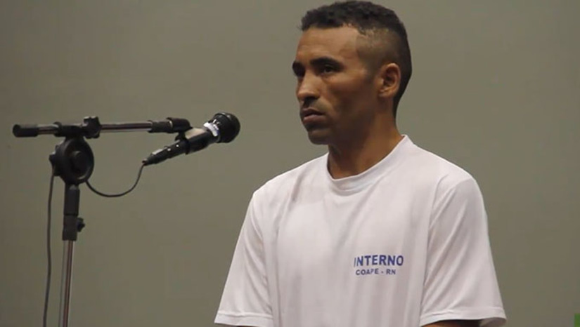 Imagem 1 -  Antônio Marcos havia matado Mércia Freire e tentado contra a vida de Paula Dayana, no dia 4 de outubro de 2015, no bairro Paredões, em Mossoró-RN. Foi condenado há 20 anos de prisão, inicialmente em regime fechado, em junho de 2016. Desde então ficou preso e nesta sexta-feira, 28, passou para o regime semi aberto, monitorado por tornozeleira eletrônica. Antes de chegar em casa, no entanto, foi raptado por homens encapuzados e não mais foi visto.