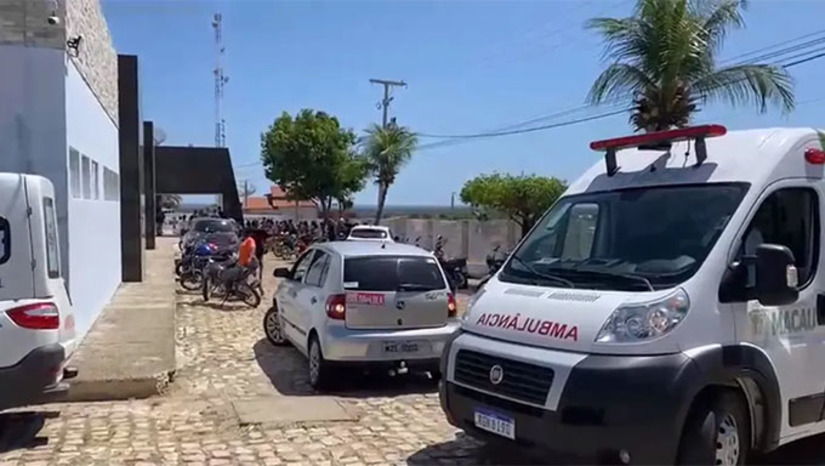 Imagem 1 - Os servidores da empresa afetados pelo gás amônia foram socorridos para o hospital local e também do Alto do Rodrigues. O Corpo de Bombeiros de Assu interditou a unidade de beneficiamento de camarão, até fechar o vazamento de gás amônia, que ocorreu na unidade de produção de gelo. As pessoas feridas se recuperam bem! Imagem 1 - Os servidores da empresa afetados pelo gás amônia foram socorridos para o hospital local e também do Alto do Rodrigues. O Corpo de Bombeiros de Assu interditou a unidade de beneficiamento de camarão, até fechar o vazamento de gás amônia, que ocorreu na unidade de produção de gelo. As pessoas feridas se recuperam bem!
